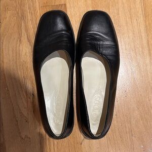 J. P. TOD’S. Black loafers. Leather with RubberSole. Size 39.